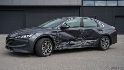 Боковые повреждения автомобиля после ДТП
