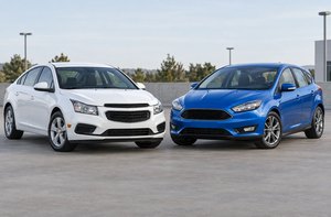 Автомобили класса Chevrolet Cruze и Ford Focus
