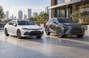 Автомобили класса Toyota Camry и Lexus RX
