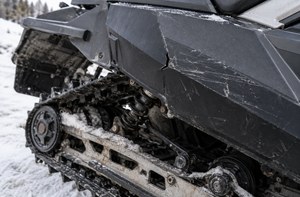 Повреждение пластика и ходовой части снегохода